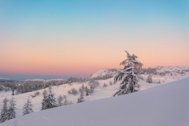 Julian Alps Dağları'nda büyülü günbatımı kış