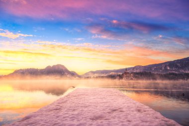 Lake Bled şaşırtıcı güneş doğarken kışın