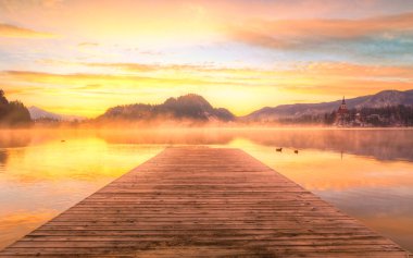 Lake Bled şaşırtıcı güneş doğarken kışın