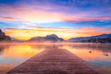 Lake Bled şaşırtıcı güneş doğarken kışın