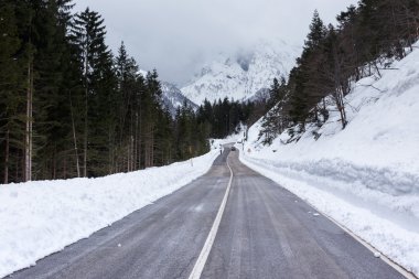 Boş dağ yolunda bir bulutlu kış gününde