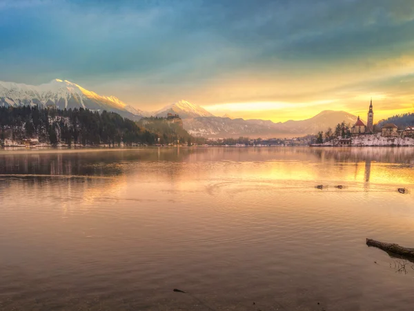 Increíble amanecer en el lago Bled en invierno — Foto de Stock