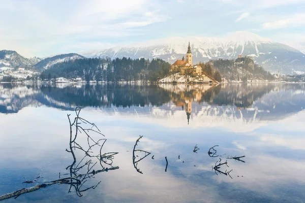 Kerk van de veronderstelling op het eiland in lake Bled — Stockfoto