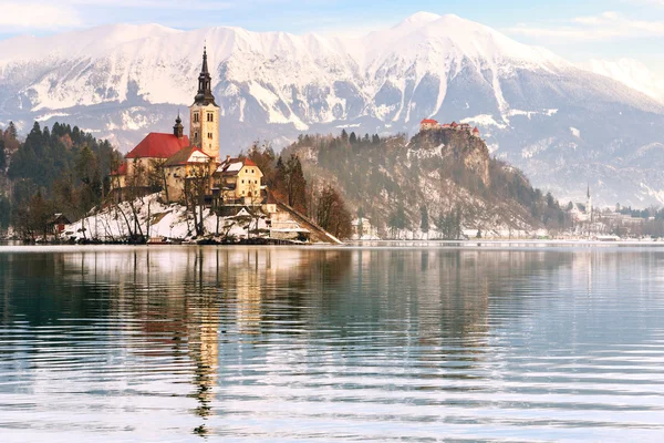 Kerk van de veronderstelling op het eiland in lake Bled — Stockfoto