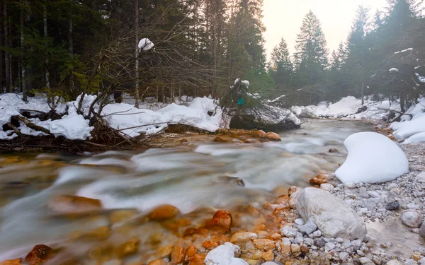 Rio de montanha no tempo de inverno — Fotografia de Stock