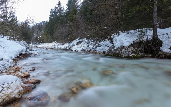 Rio de montanha no tempo de inverno — Fotografia de Stock