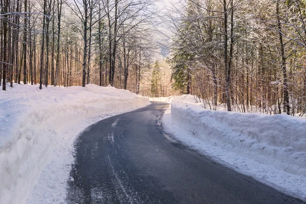 Strada invernale innevata nelle Alpi Giulie — Foto Stock