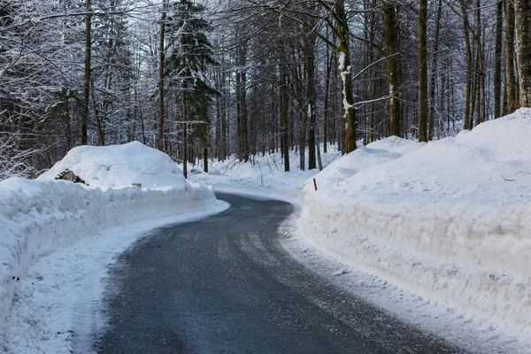 Karlı kış yol Julian Alps için — Stok fotoğraf