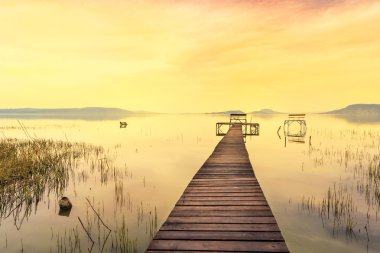 Sakin göl Balaton içinde ahşap iskele
