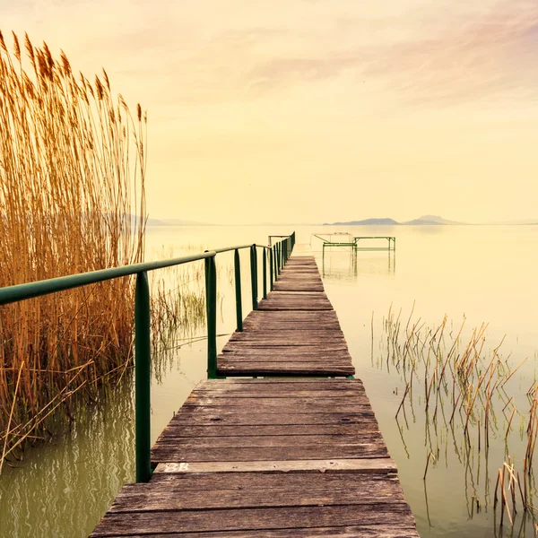 Sakin göl Balaton içinde ahşap iskele