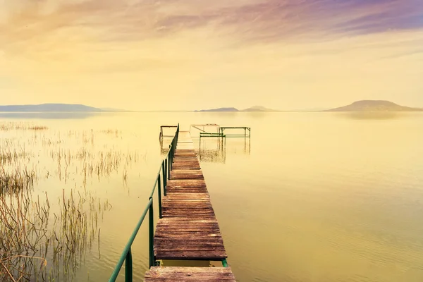 Sakin göl Balaton içinde ahşap iskele — Stok fotoğraf