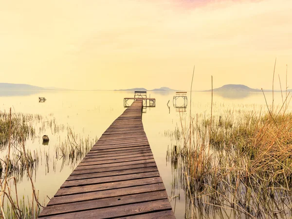 Dřevěné molo v klidné jezero Balaton — Stock fotografie