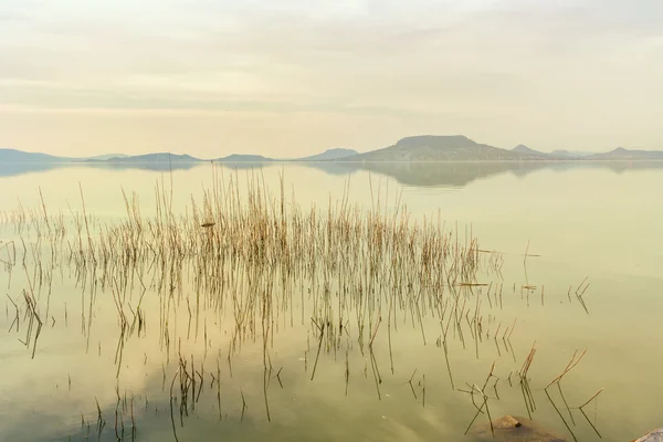 Prachtige zonsondergang in Balaton meer — Stockfoto