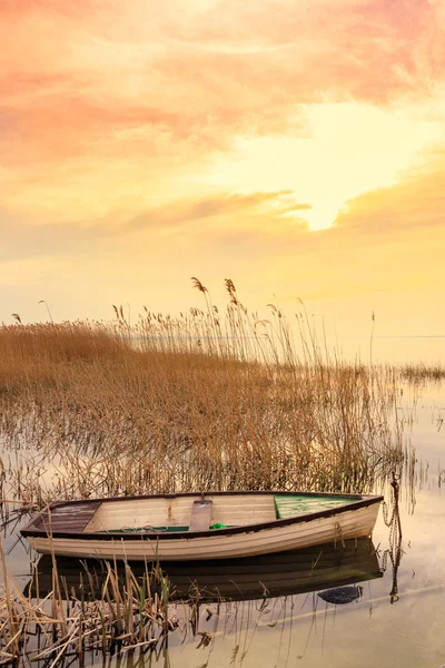 Pôr do sol no lago Balaton com um barco — Fotografia de Stock