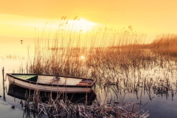 Pôr do sol no lago Balaton com um barco — Fotografia de Stock