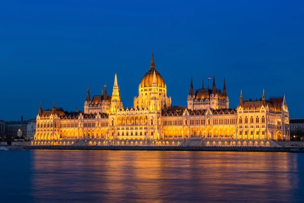 A Magyar Parlament épülete naplementekor — Stock Fotó