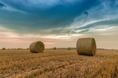 dramatik gökyüzü ile saman balya