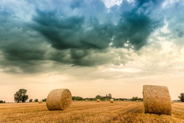 dramatik gökyüzü ile saman balya