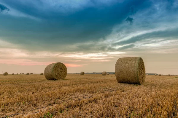 Balle di paglia con cielo drammatico — Foto Stock