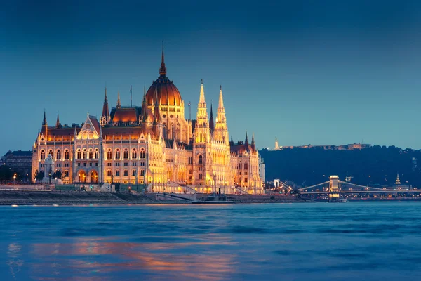 A magyar parlament épülete éjszaka, Budapest — Stock Fotó