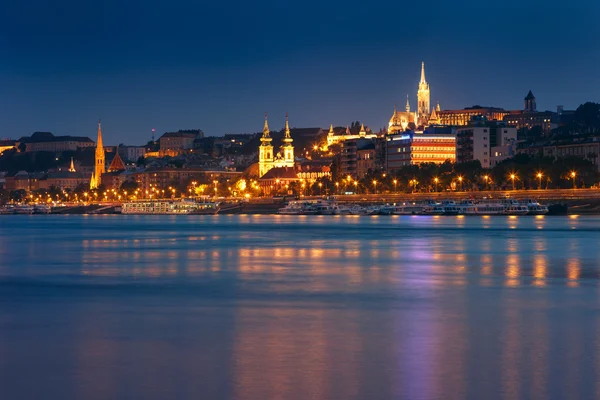 Punti di riferimento ungheresi, panorama di Budapest di notte — Foto Stock