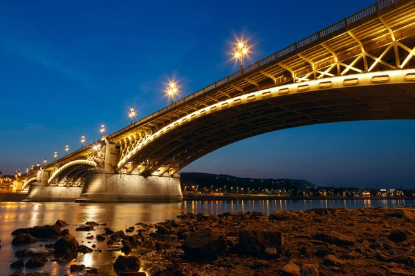 Margitbrug schemer in Boedapest — Stockfoto