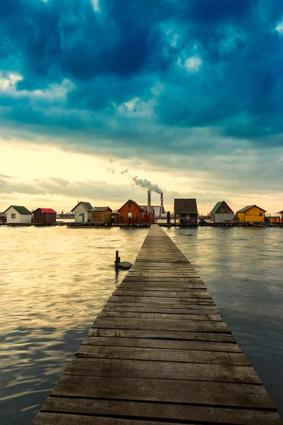 Sunset sjön Bokod med pier och fiske trä stugor — Stockfoto