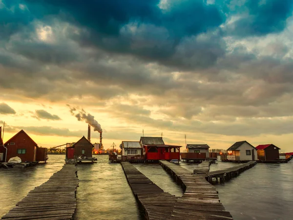 Sunset lake Bokod with pier and fishing wooden cottages — Stock Photo, Image