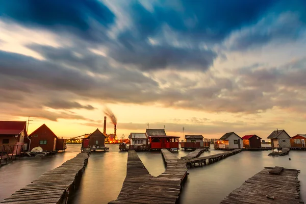 Sunset lake Bokod with pier and fishing wooden cottages — Stock Photo, Image