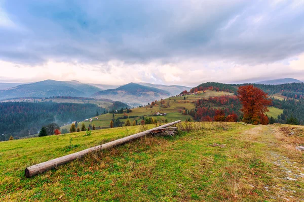 Ochtend in kleurrijke herfst landschap in Roemenië — Stockfoto