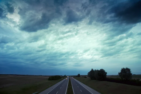 폭풍우 치는 날에는 고속도로 — 스톡 사진