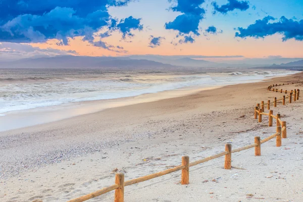 Plage au coucher du soleil dans le parc naturel du Gabo de Gata — Photo