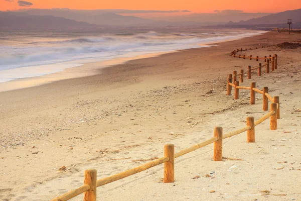 Plage au coucher du soleil dans le parc naturel du Gabo de Gata — Photo