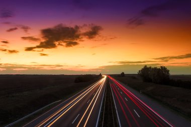 Otobanda hız yapan arabalar