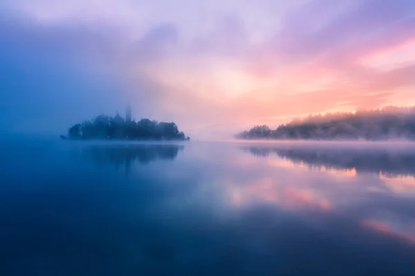 Misty manhã no lago Bled — Fotografia de Stock