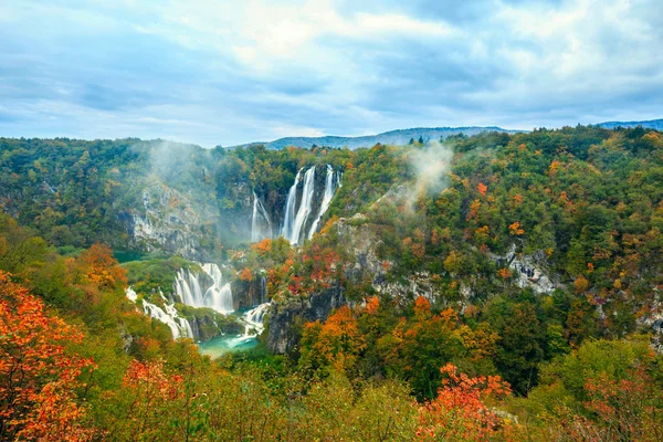 Hösten färger och vattenfall i Plitvice nationalpark — Stockfoto