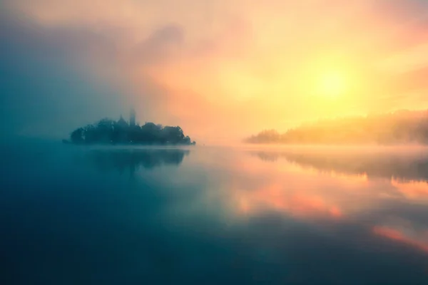 Mistige ochtend in lake Bled — Stockfoto