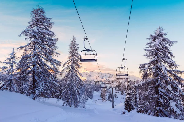 Winterliches Bergpanorama mit Skipisten und Skiliften — Stockfoto