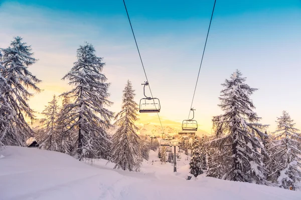 Panorama des montagnes hivernales avec pistes de ski et remontées mécaniques — Photo