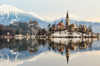 Lake Bled şaşırtıcı güneş doğarken kışın