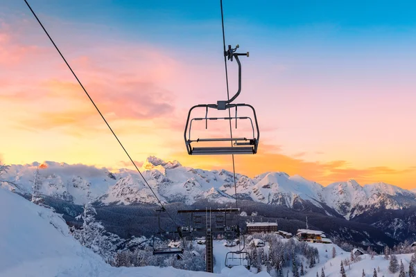 Panorama invernale sulle montagne con piste da sci e impianti di risalita — Foto Stock