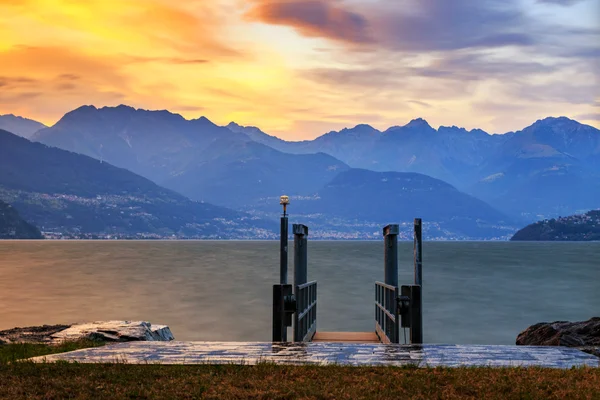 Stürmischer Sonnenuntergang im Comer See — Stockfoto