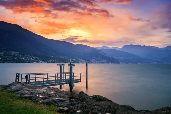 Stürmischer Sonnenuntergang im Comer See — Stockfoto