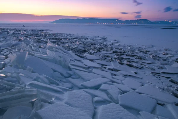 Paesaggio invernale con lago ghiacciato e cielo al tramonto — Foto Stock