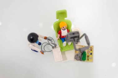 Oyuncaklarla dişçi kliniği simülasyonu