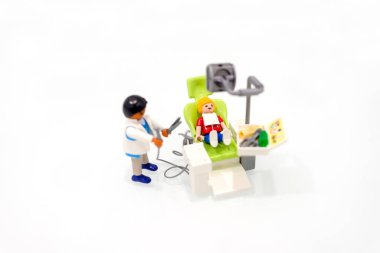 Oyuncaklarla dişçi kliniği simülasyonu