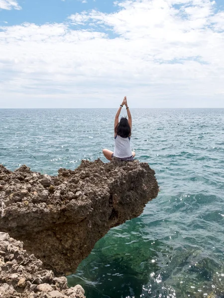 Vista Trasera Mujer Joven Con Pelo Largo Practicando Yoga Sobre —  Fotos de Stock