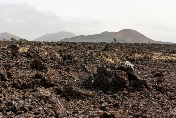 在地平线上俯瞰高山的火山景观 — 图库照片