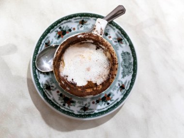 Beyaz arka planda izole edilmiş sıcak kahve kapuçino bardağının üst görüntüsü