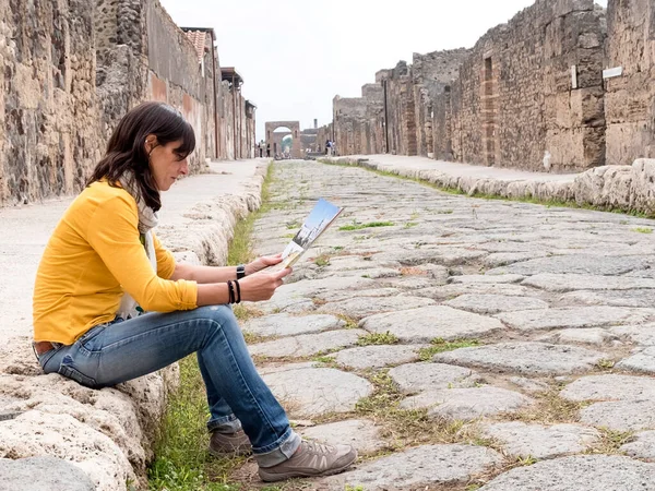 Sarı Elbiseli Bir Kadının Antik Harabelerin Turistik Haritasına Bakarken Yan — Stok fotoğraf